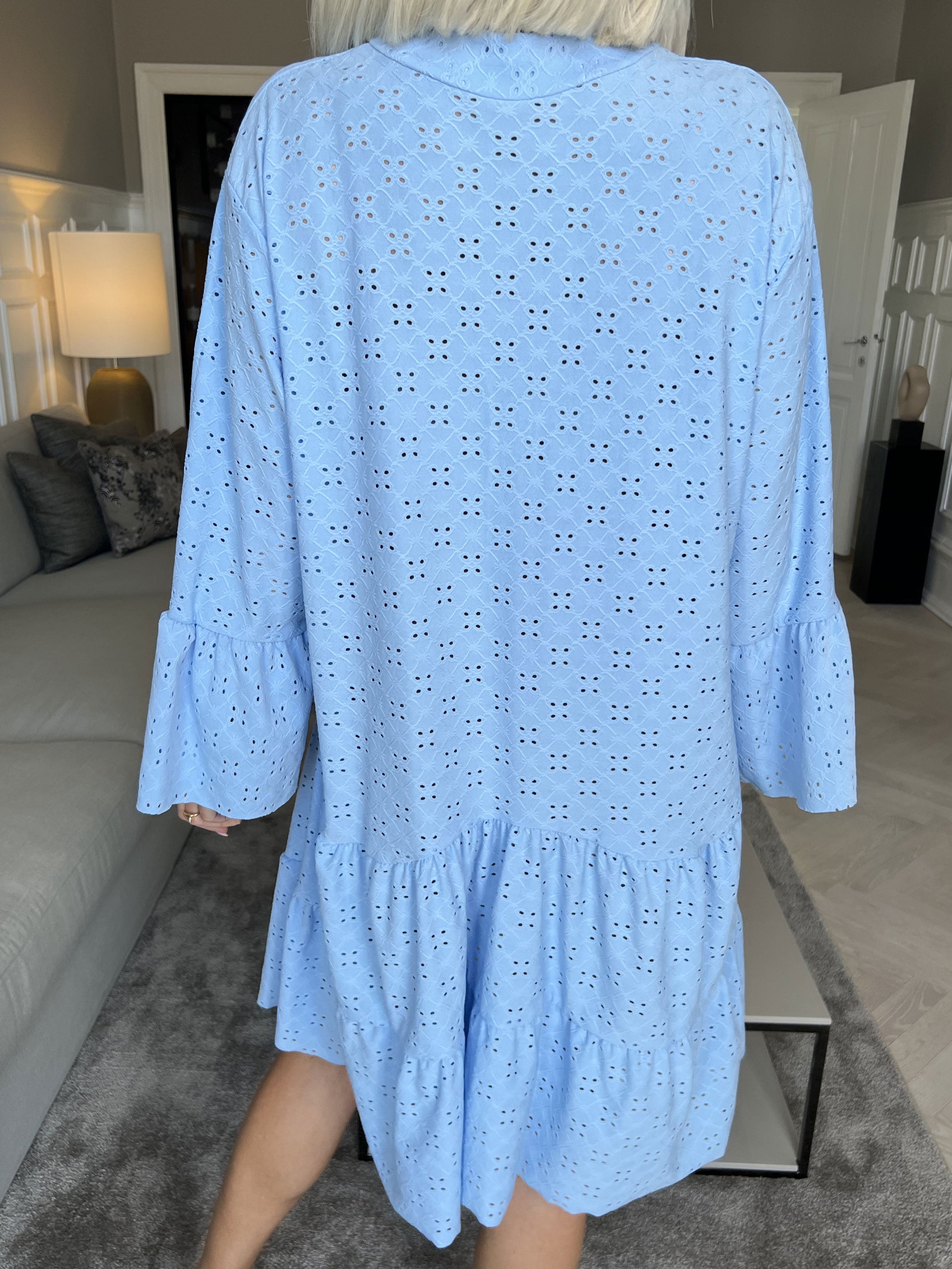 Indiana - Sød elastisk kjole i broderi anglaise